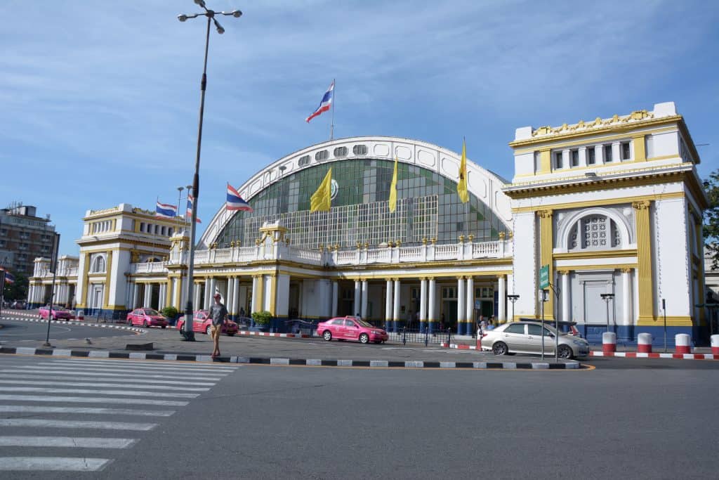 Hauptbahnhof Bangkok der Thailändischen Eisenbahn mit Taxi davor