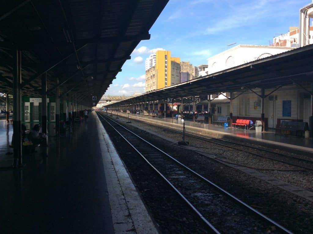 Bahnsteig auf dem der Zug ankommen soll