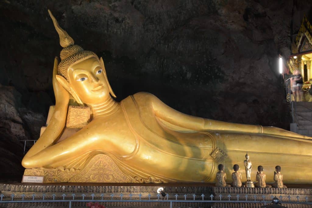 Liegender Buddha in der Tropfsteinhöhle