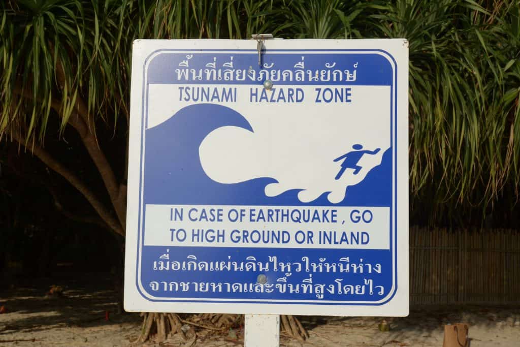 Tsunami Warnschild am Strand
