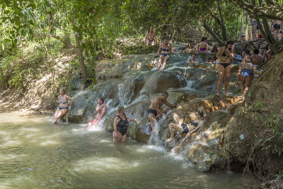 Wasserfall mit heißem Mineralwasser im Hot Stream Nationalpark Karbi Thailand