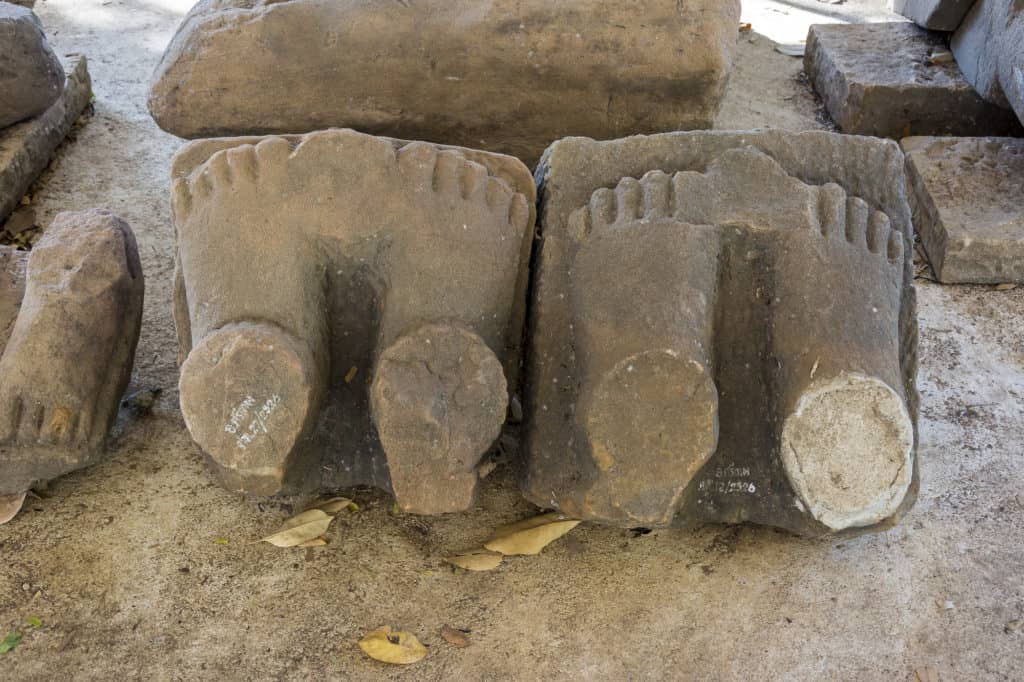 Fußstümpfe aus Stein von Statuen