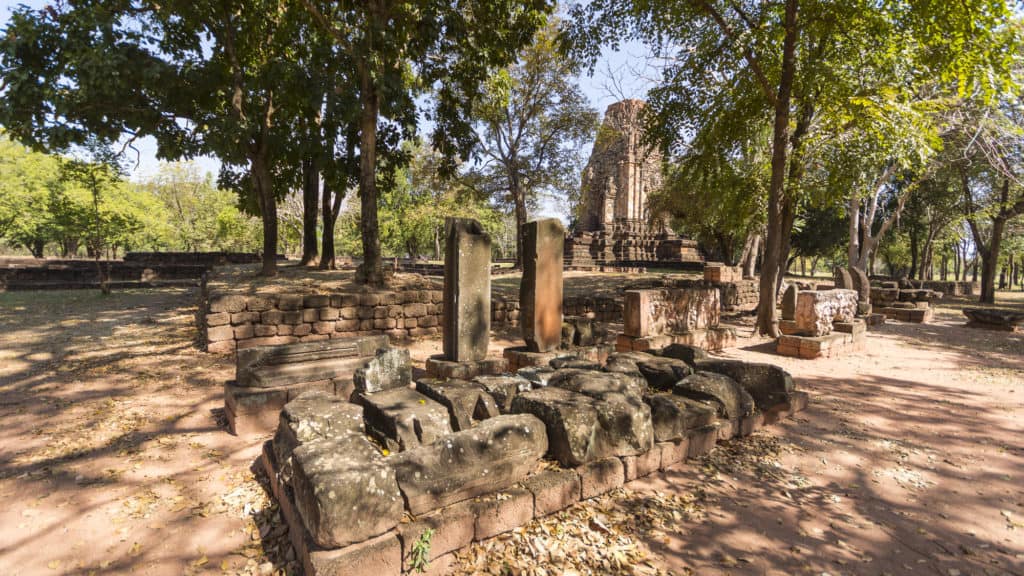 Weitere Funde von historischen Steinfragmenten neben dem Prang Si Thep