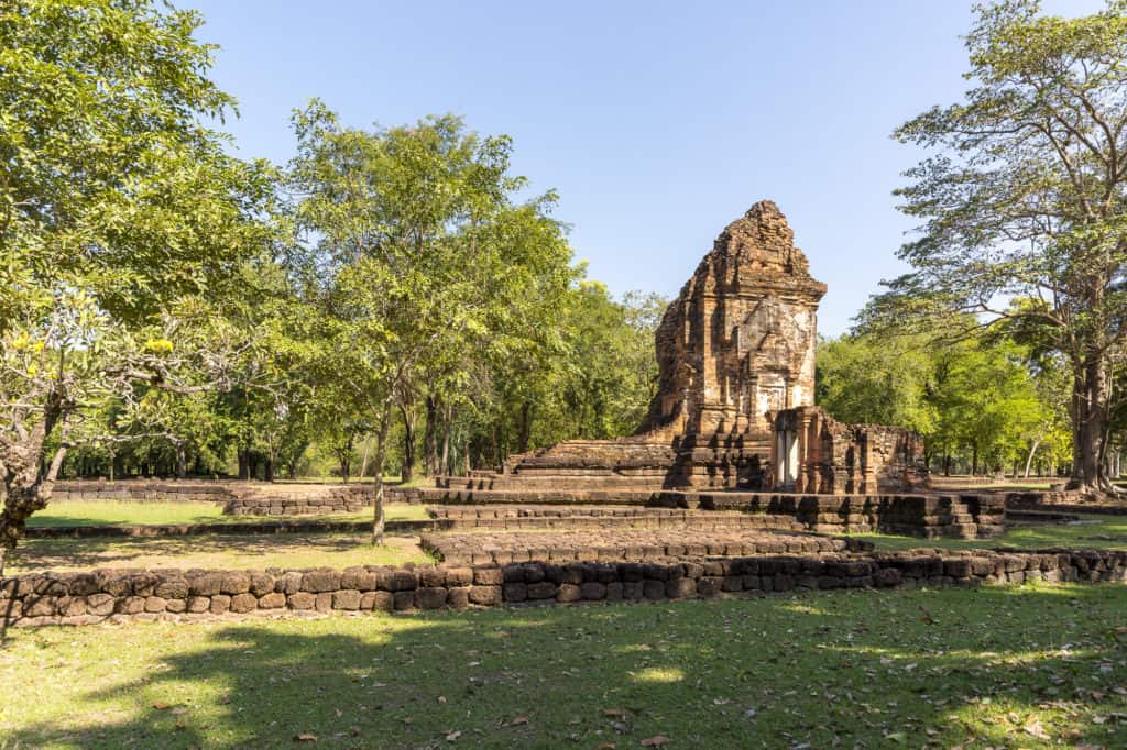 Prang Sond Phi Nong mit den beiden Tempeltürmen