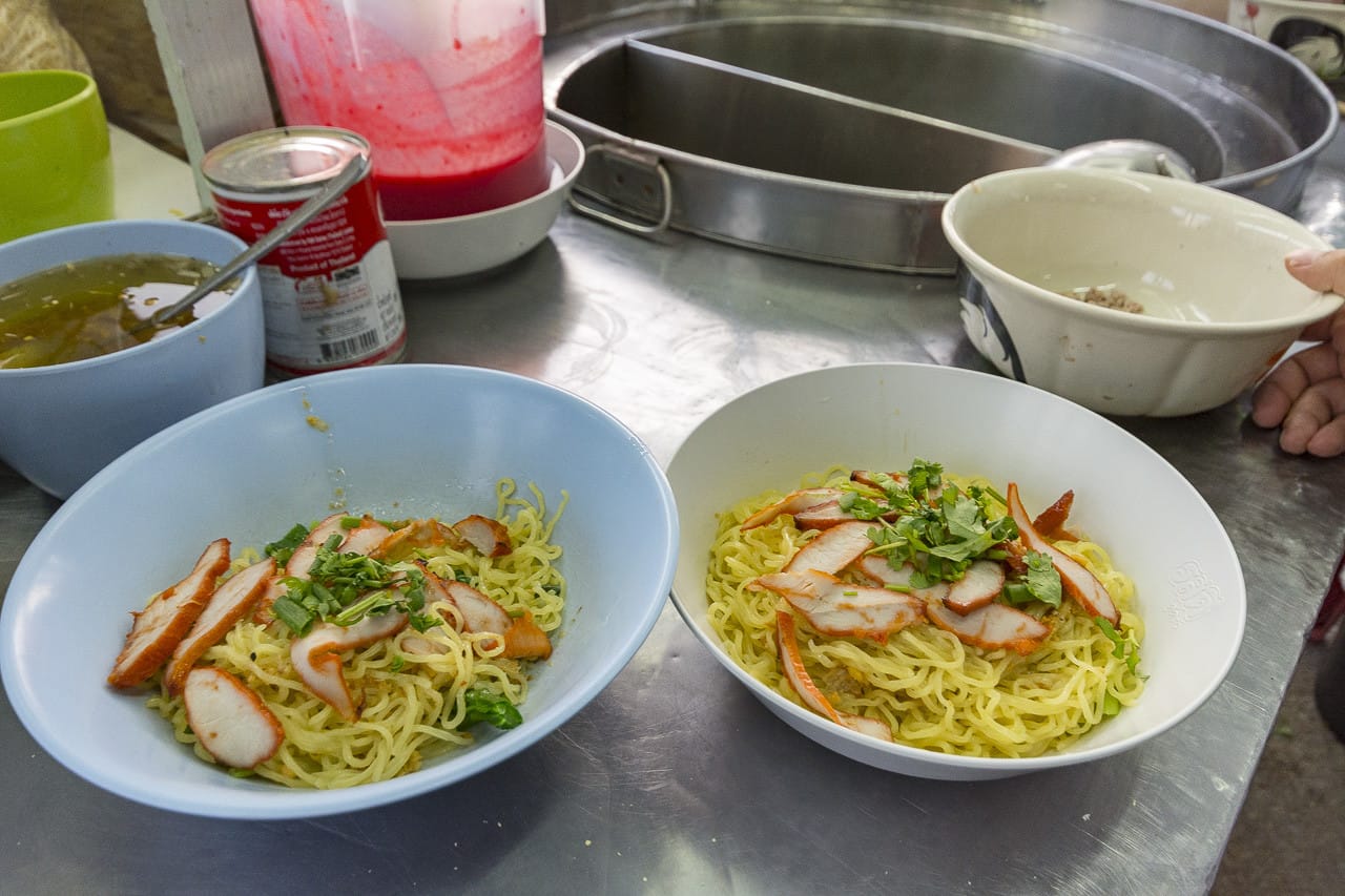 Die Zutaten werden auf den warmen Ba Mie Nudeln verteilt jetzt fehlt nur noch die Suppe