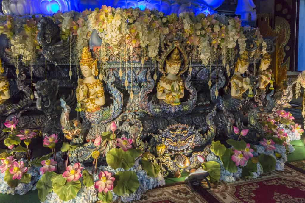 Wundervoll gestalteter Sockelbereich des großen Weißen Buddhas im Blauen Tempel