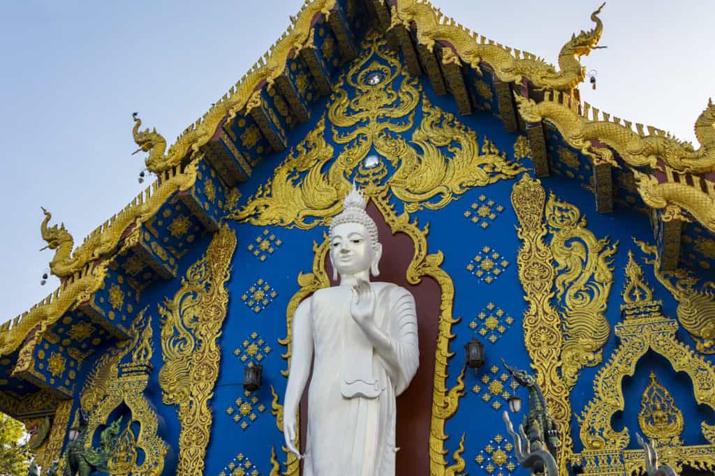 Stehender Buddha im blauen Tempel in Chiang Rai