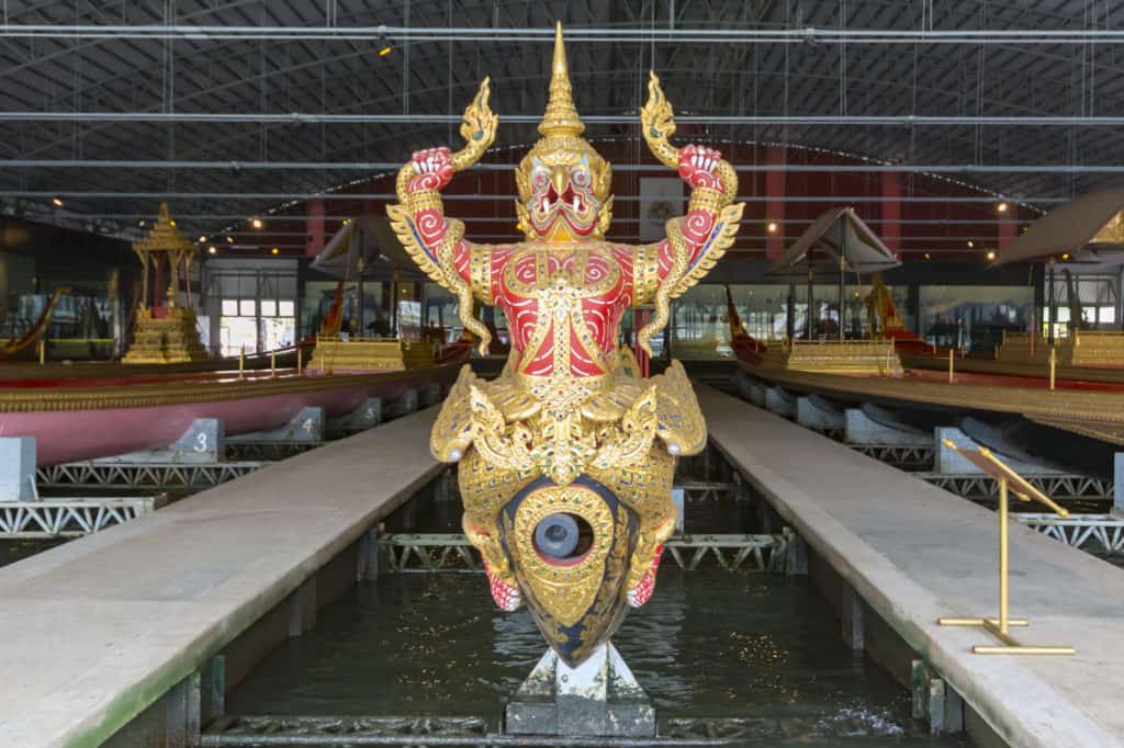 Nur Dekoration, die Bugkanone der Königliche Barkasse Kurt Hern Het im Royal Barges National Museum Bangkok