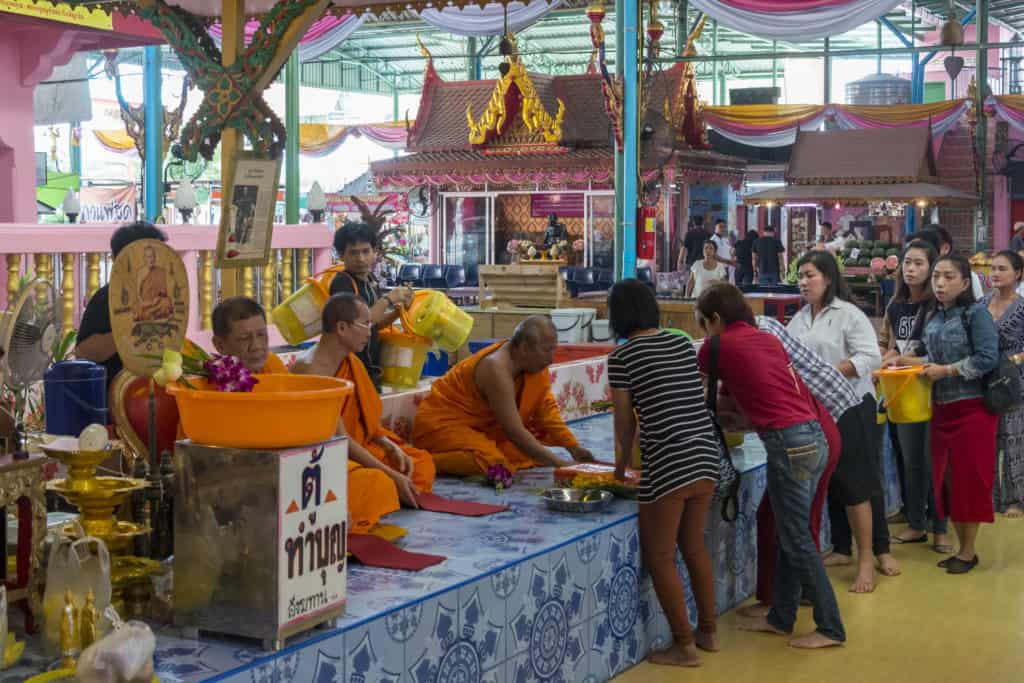 Buddhisten bei der Abgabe der Spenden an die Mönche