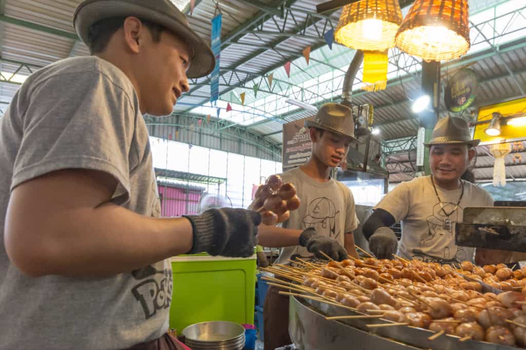 Sticks mit Ping Pong food , kleinen Fleischkugeln aus dem sich drehenden Grill am floating market