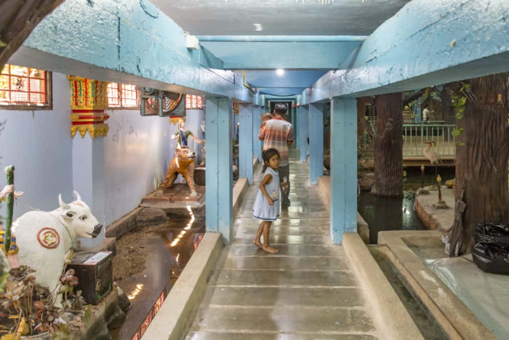 Ein Rundgang zeigt verschiedenartige Figuren im Wat Ta Kien
