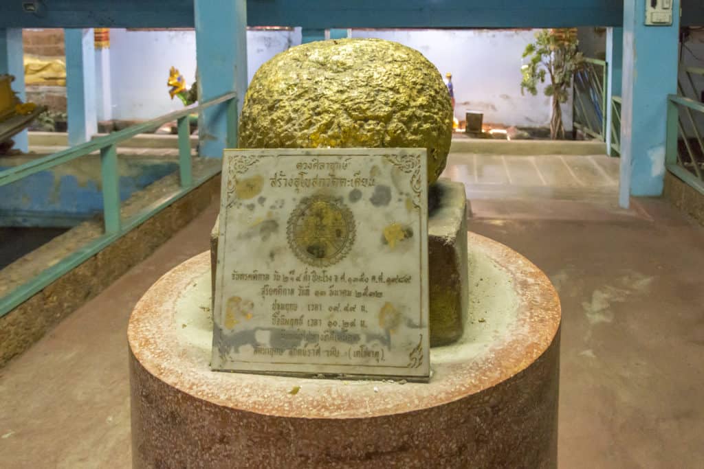 Eine goldene Kugel als Grundstein im Wat Ta Kien Bangkok