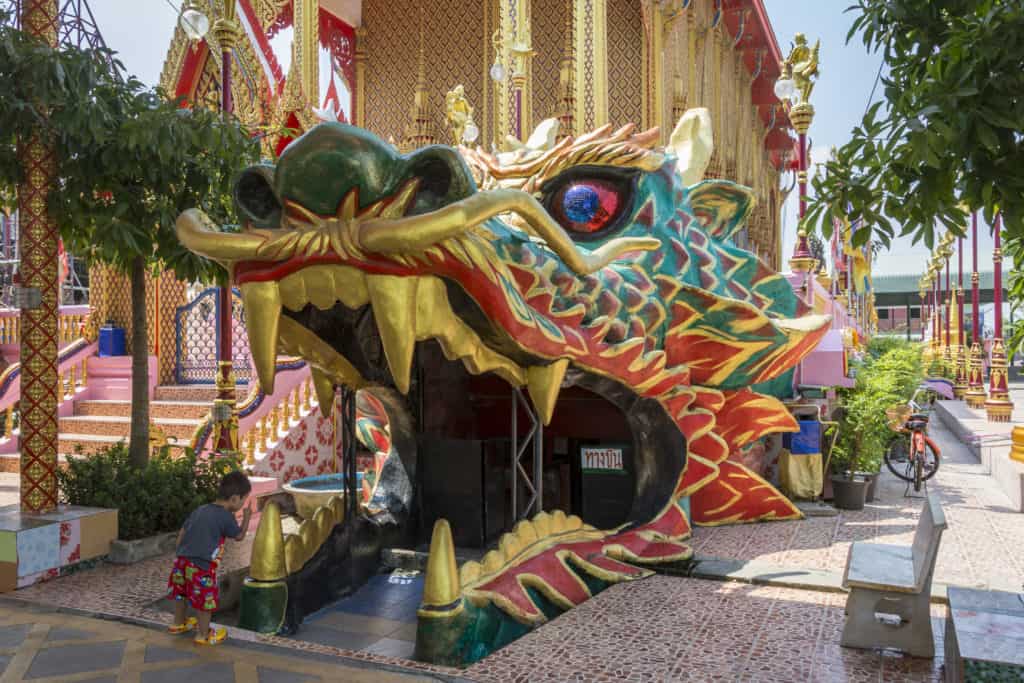 Ein Drachenkopf bildet den Ausgang beim Rundgang im Wat Ta Kien