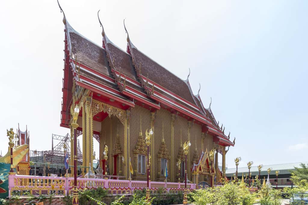 Hoch ragt der Bot im Wat Ta Kien in den blauen Himmel Thailands