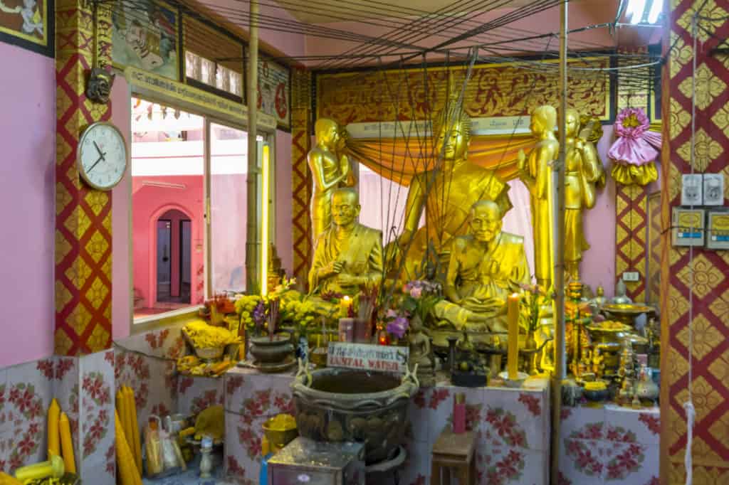 Alle Schnüren führen zur Buddha-Statue - Thailand