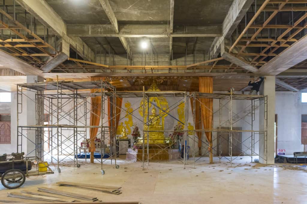 Arbeiter auf dem Gerüst um die Holzdecke zu errichten