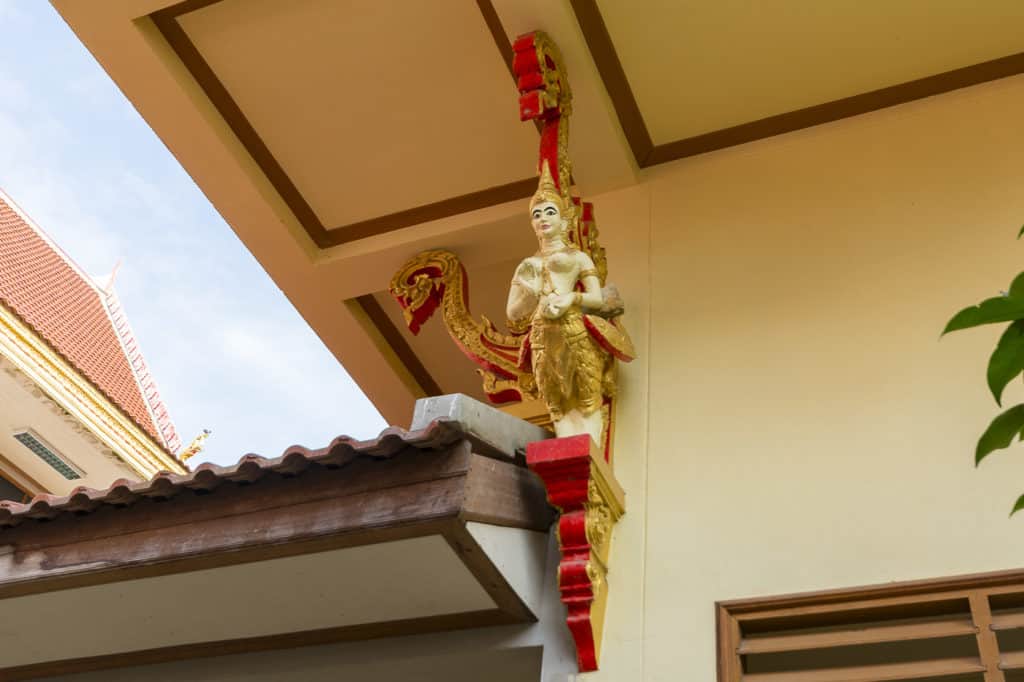 Figur am Eckpfeiler vom Wat Phet Wararam