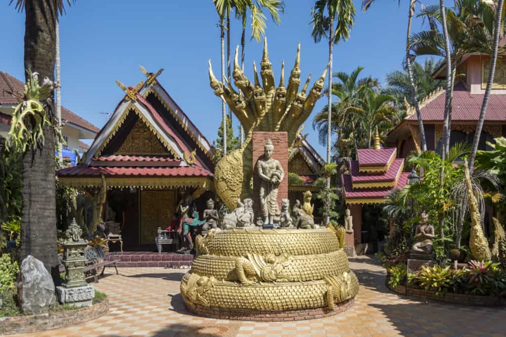 Ein Buddha beschützt von der fünfköpfigen Schlang im Oub Kham Museum in Chiang Rai