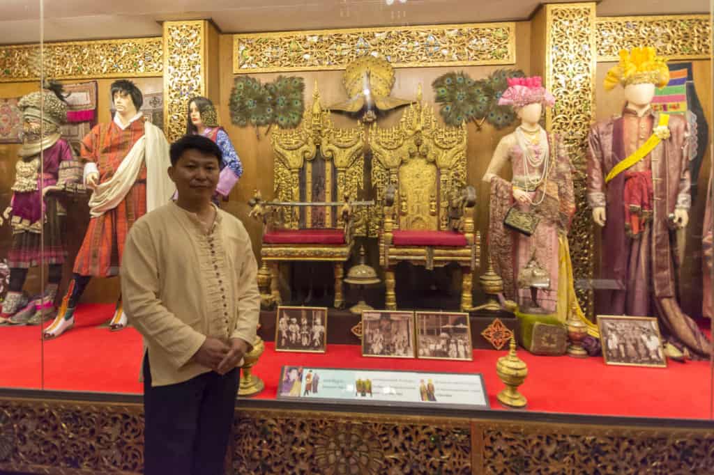 Junger Mann der durch das Oub Kham Museum über die Kultur der Lan Na in Chiang Rai führt