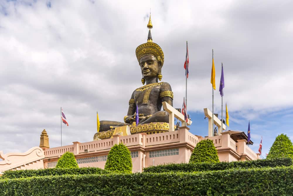 Seitlicher Anblick des Buddhas Thamaracha im Pechabura Buddhist Park in Phetchabun