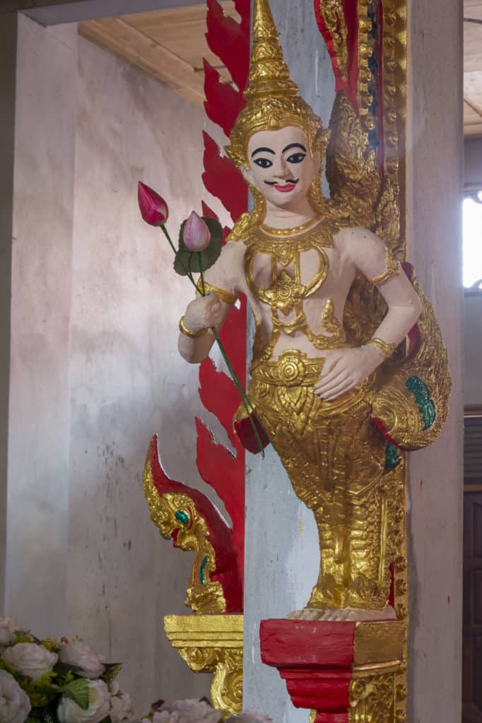 Mythisches Wesen übergibt Buddha Lotusstengel