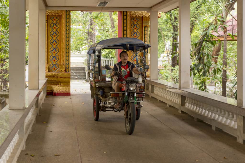 Tuk Tuk auf dem Fußweg im Tempel