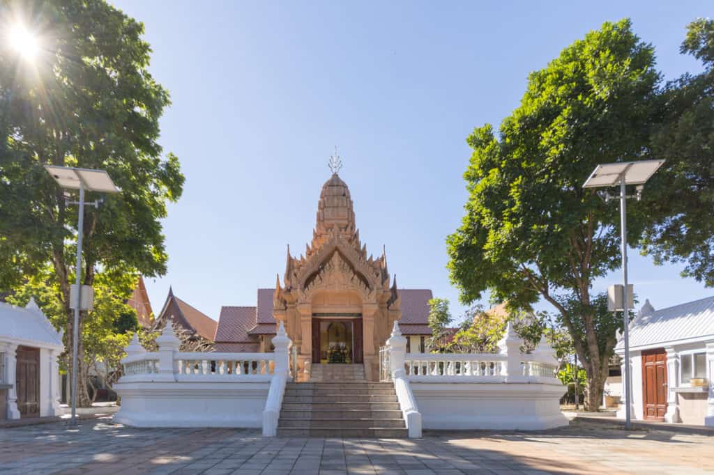 Prasat Wat Trai Phum mit der Buddha Statue