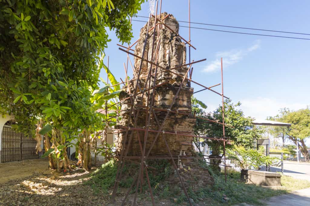 Alte im Zerfall befindliche Stupa aus der Gründerzeit des Wat Trai Phum