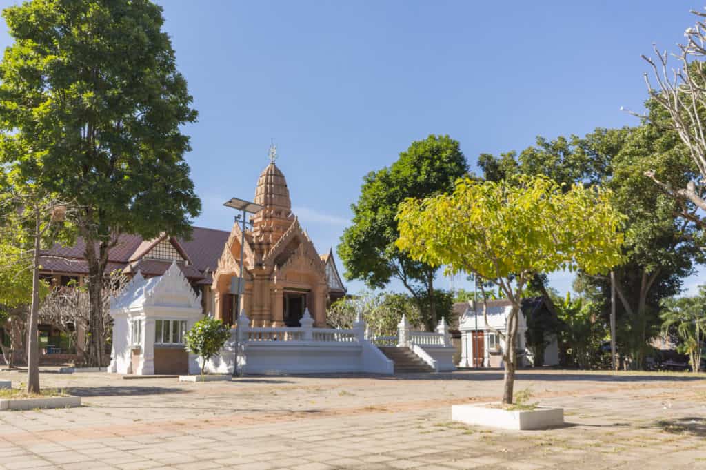 Moderner Prasat im Wat Trai Phum beinhaltet die goldene Buddhafigur in phetchabun