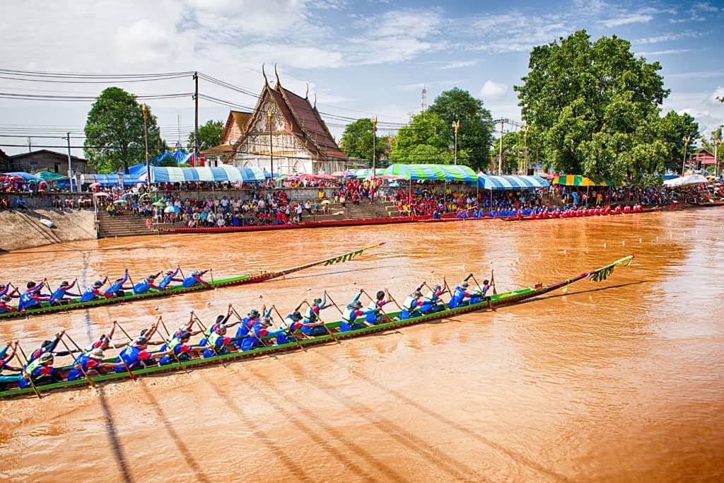 Dem Sieger winken Ehre und Ruhm beim Bootsrennen vor dem Wat Thai Phum in Phetchabun