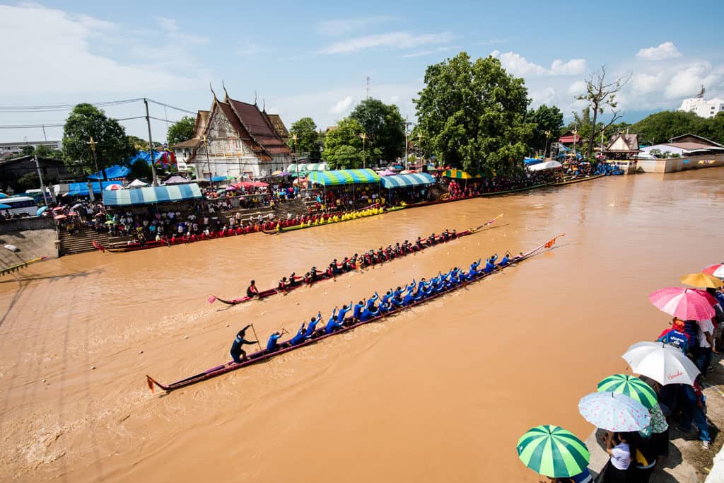 Traditional long boat races beim Um Phra Dam Nam Festival in Phetchabun