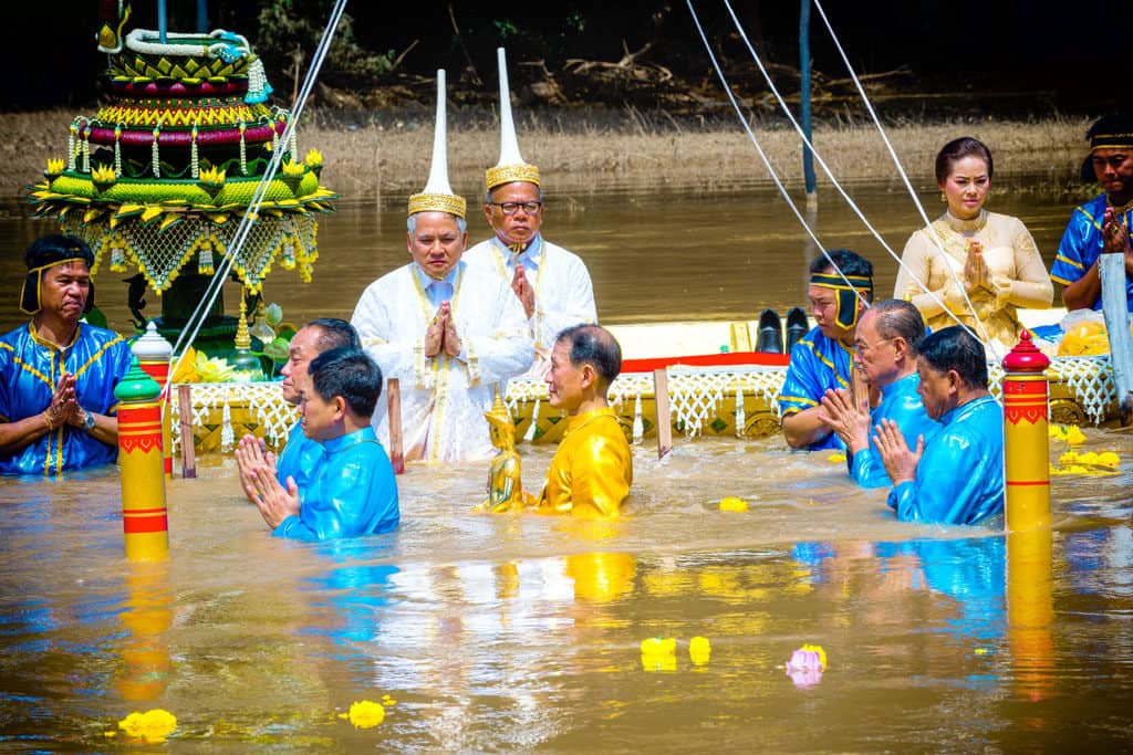 Der heilige goldene Bhudda wird im Pa Sak Fluß mehrmals untergetaucht