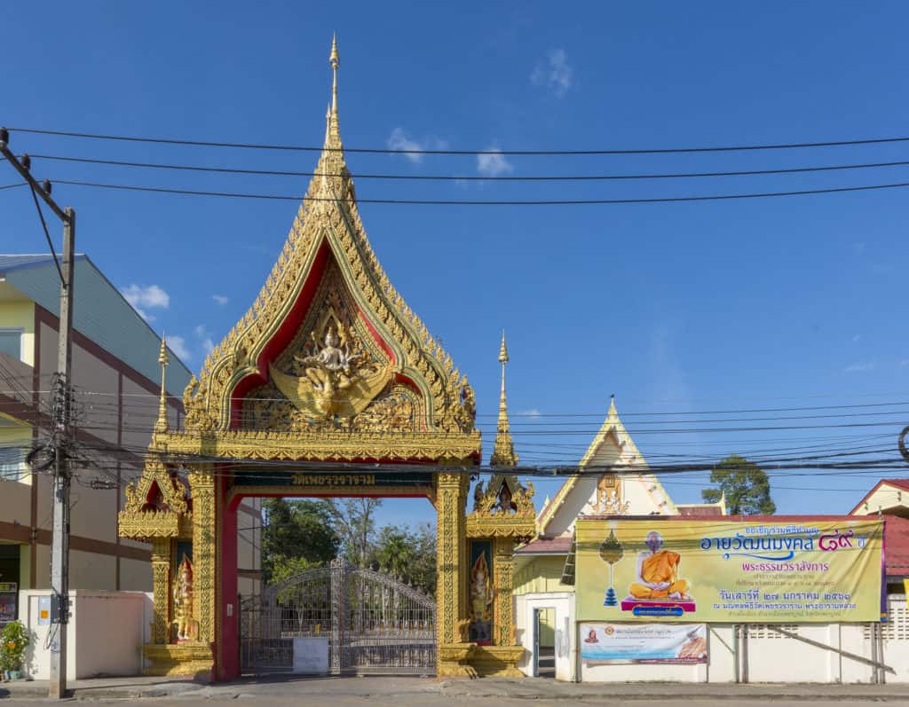 Eingangstor zum Wat Phet Wararam in Phetchabund