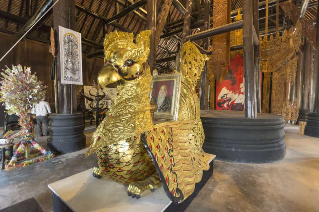 Goldenes mystisches Vogelweisen mit Bild des Künstlers im Schwarzen Haus in Chiang Rai