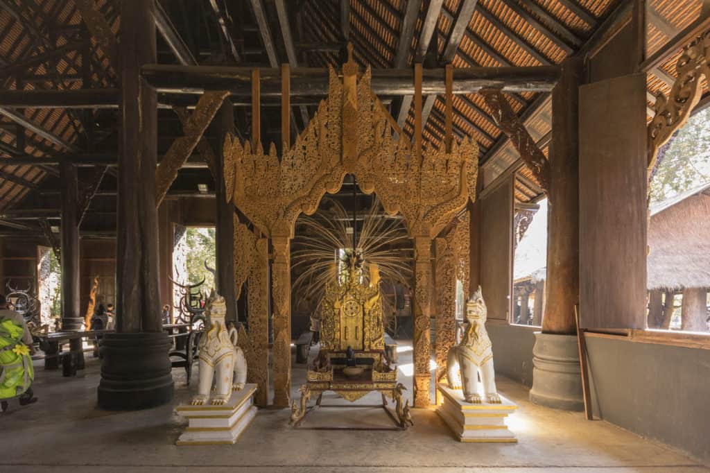 Ein goldener Pavillon mit Thron im großen Haus im Museum Baandam