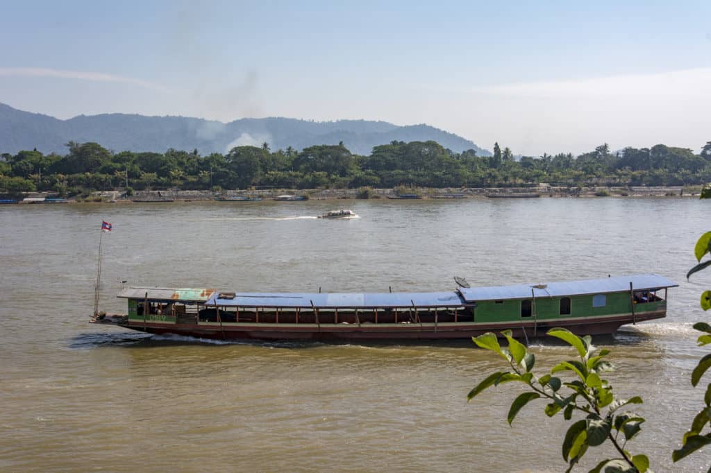 Großes Schiff auf dem Mekong zwischen Laos und Thailand