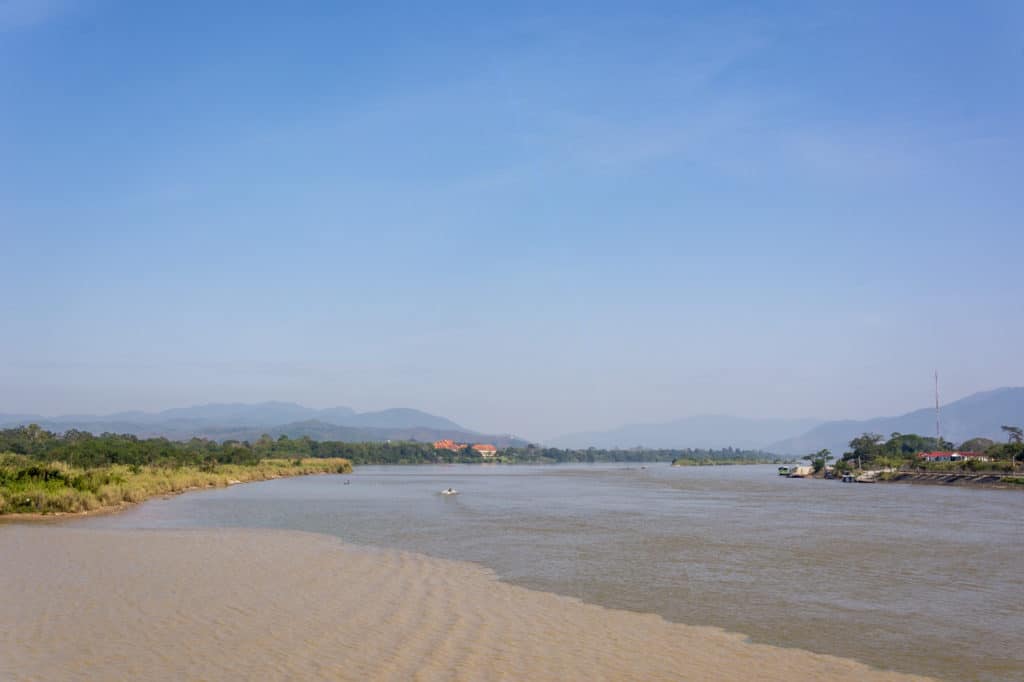 Der große Fluss Mekong und linke Seite Myanmar und rechts Laos