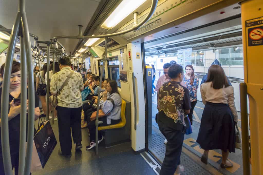 Aus- und Einsteigen in der Skytrain in Bangkok