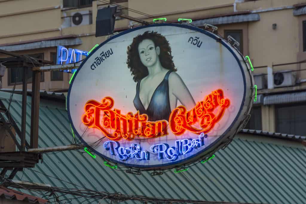 Leuchtreklametafel einer Bierbar - hier beginnt manchmal das Ende der Beziehung zu einer Thailänderin 