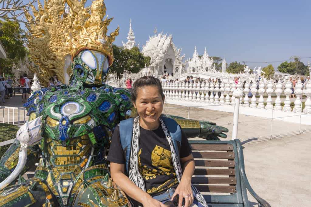 Spiegelwesen mit junger Frau am Wat Rong Khun in Chiag Rai Thailand