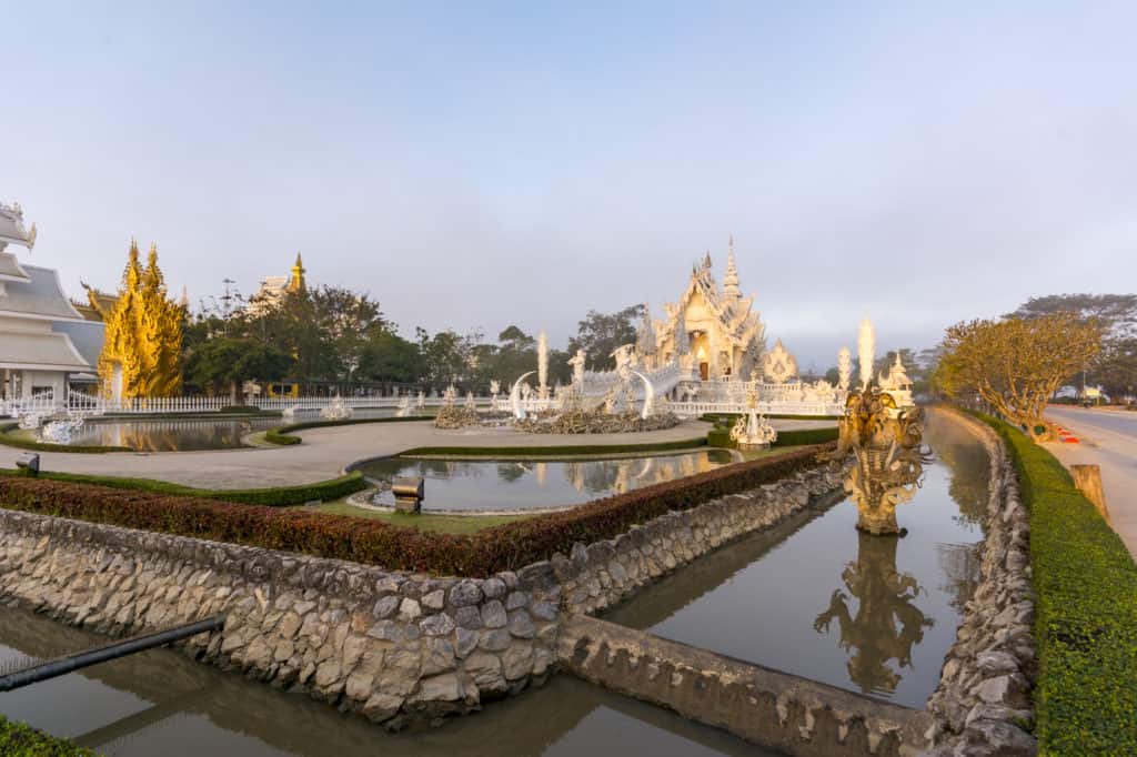 Der Weiße Tempel in Chiang Rai umgeben von Wassergräben