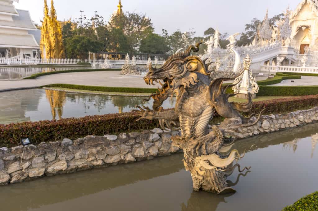Skulptur im Wassergraben am Weißen Tempel in Chiang Rai als Monster