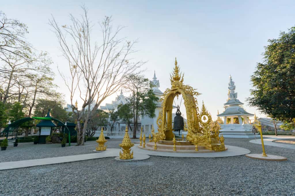 Große und mächtige Tempelglocke mit Goldenem Torbogen