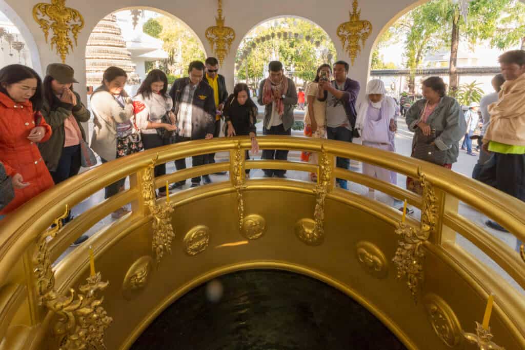 Ein goldener Wunschbrunnen im Weißen Tempel von Chiang Rai