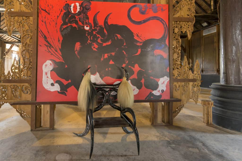 Stuhl aus Hörnern schwarz angemalt von Thawan Duchanee im Baandam in Chiang Rai