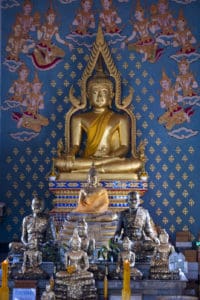 goldene Buddha Statue im Tempel in Thailand hier ist Buddha als Dekofigur undenkbar