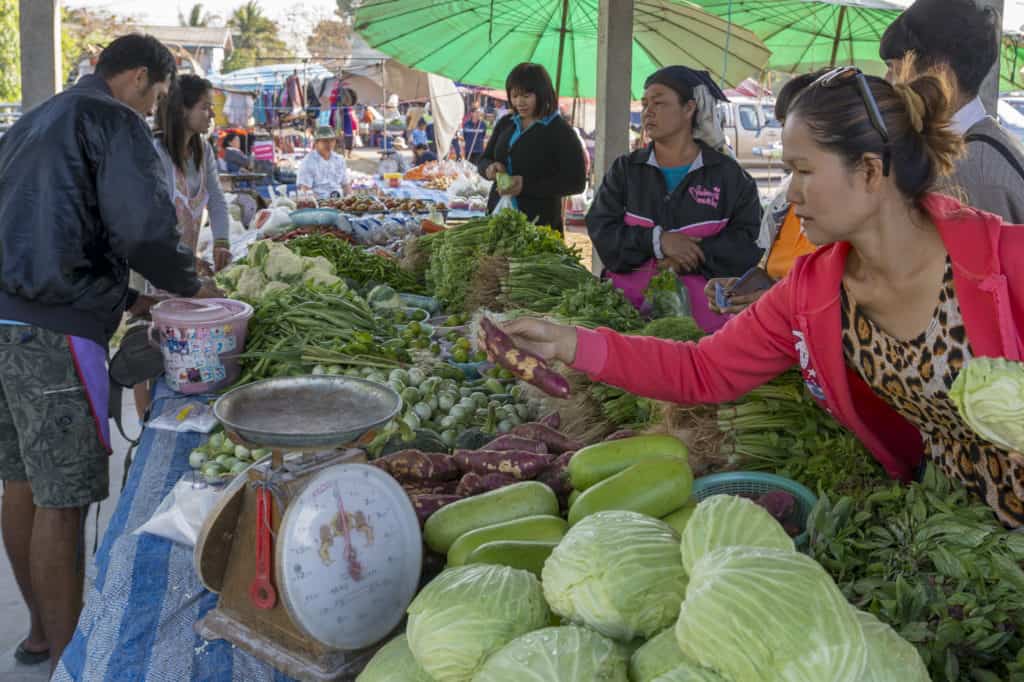 Thailänderin beim Einkauf auf dem Markt