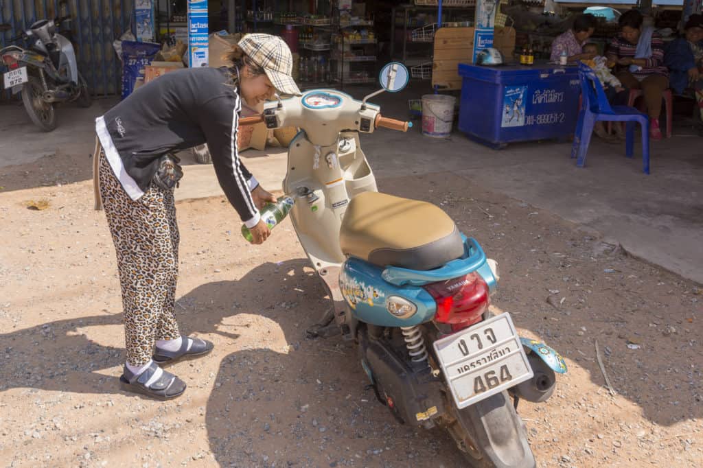 Tanken aus eine Getränkeflasche in Thailändischen Lebensmittelladen.