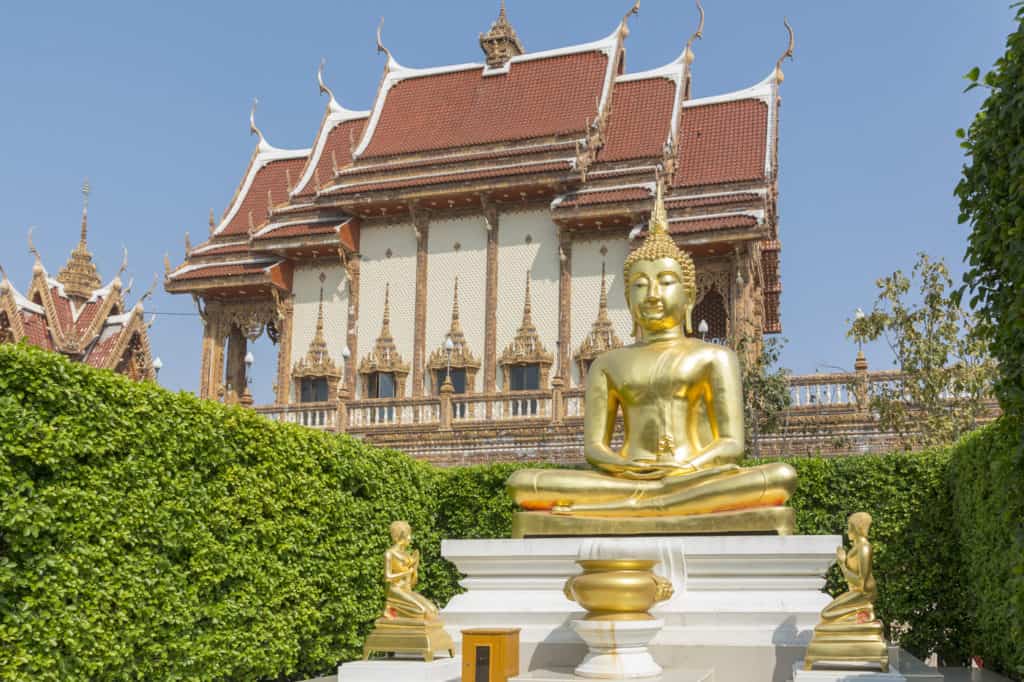 Goldene Buddha Stute vor dem großen Bot im Wat Ban Rai
