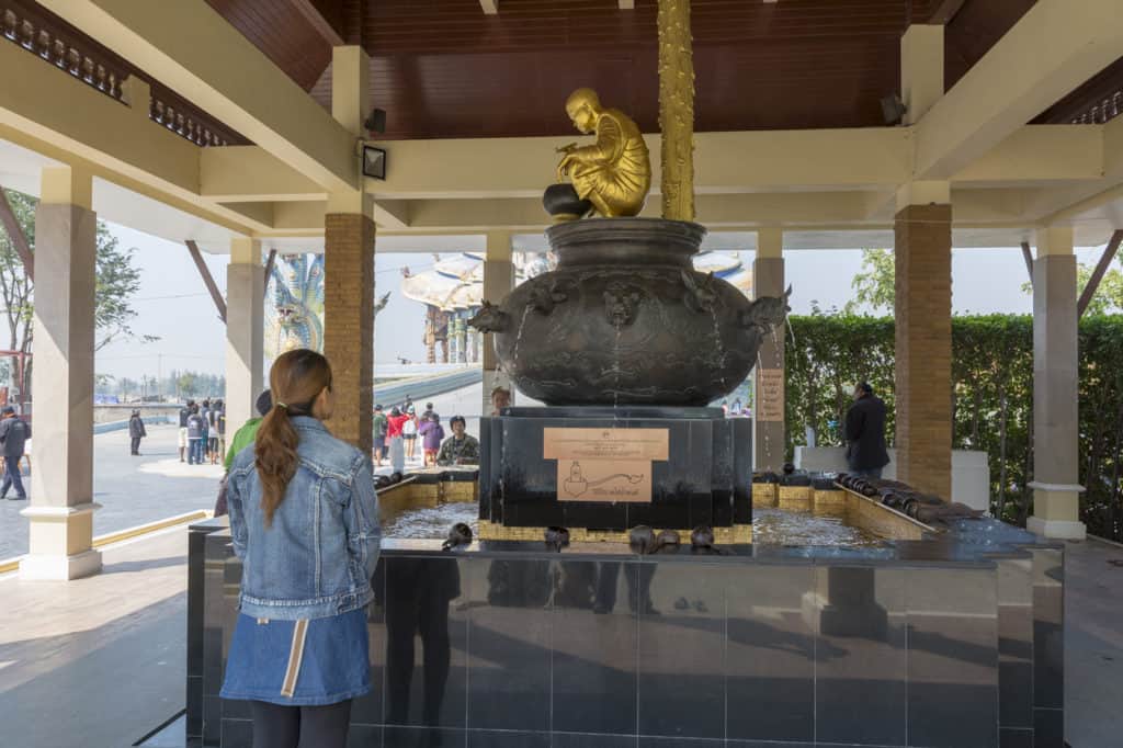 Heiliges gesegnetes Wasser im Wat Ban Rai aus dem Brunnen des Mönchs Luang Phoo Khoo 